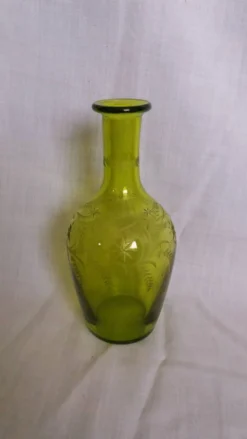 Carafe vase en verre soufflé vert ciselé et gravé