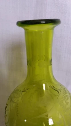 Carafe vase en verre soufflé vert ciselé et gravé