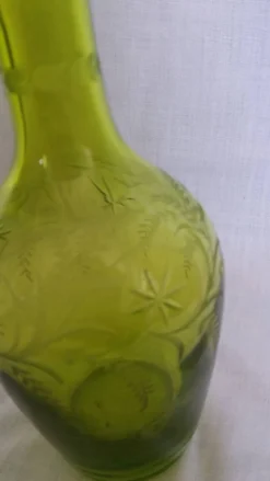 Carafe vase en verre soufflé vert ciselé et gravé