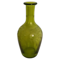 Carafe vase en verre soufflé vert ciselé et gravé