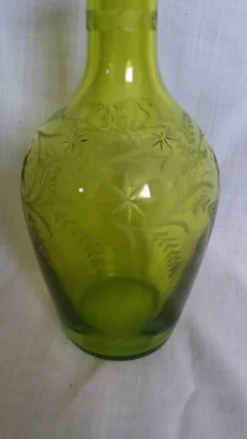 Carafe vase en verre soufflé vert ciselé et gravé