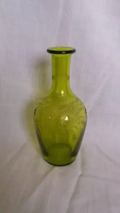 Carafe vase en verre soufflé vert ciselé et gravé