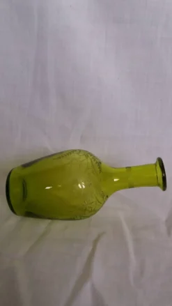 Carafe vase en verre soufflé vert ciselé et gravé