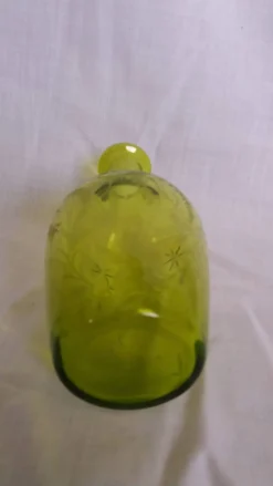 Carafe vase en verre soufflé vert ciselé et gravé
