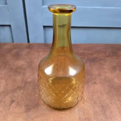 Carafe vintage en verre ambré à décor losangé – Soliflore rétro