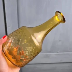 Carafe vintage en verre ambré à décor losangé – Soliflore rétro