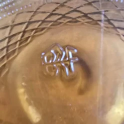 Carafe vintage en verre ambré à décor losangé – Soliflore rétro