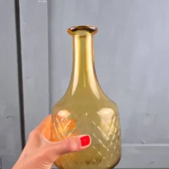 Carafe vintage en verre ambré à décor losangé – Soliflore rétro