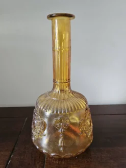 Carafe vintage en verre ambré moulé à décor en relief