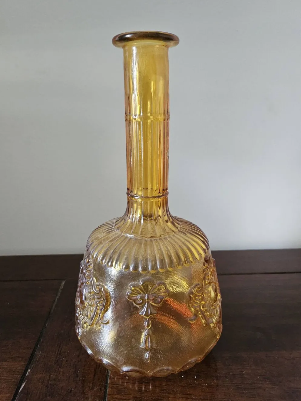 Carafe vintage en verre ambré moulé à décor en relief