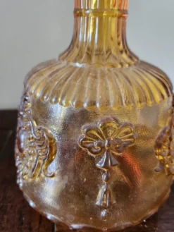 Carafe vintage en verre ambré moulé à décor en relief