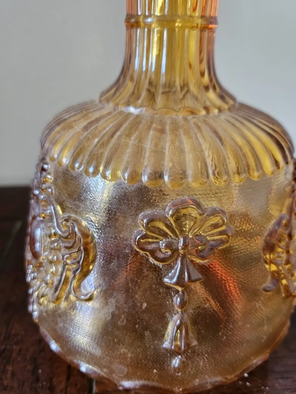 Carafe vintage en verre ambré moulé à décor en relief