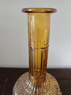 Carafe vintage en verre ambré moulé à décor en relief