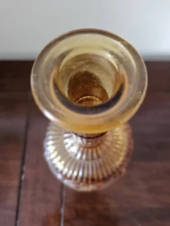 Carafe vintage en verre ambré moulé à décor en relief