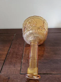 Carafe vintage en verre ambré moulé à décor en relief