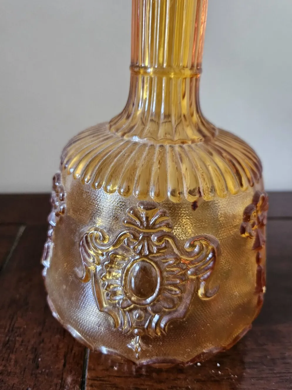 Carafe vintage en verre ambré moulé à décor en relief
