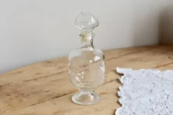 Carafe vintage en verre avec bouchon