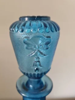 Carafe vintage en verre bleu moulé avec bouchon, décor en relief