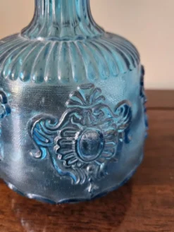 Carafe vintage en verre bleu moulé avec bouchon, décor en relief