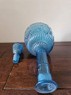 Carafe vintage en verre bleu moulé avec bouchon, décor en relief