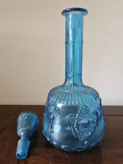 Carafe vintage en verre bleu moulé avec bouchon, décor en relief