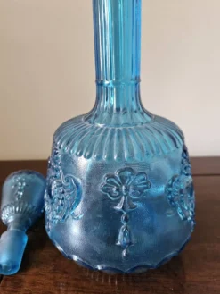 Carafe vintage en verre bleu moulé avec bouchon, décor en relief