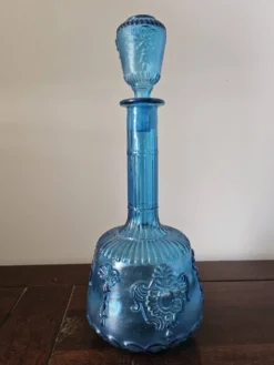 Carafe vintage en verre bleu moulé avec bouchon, décor en relief