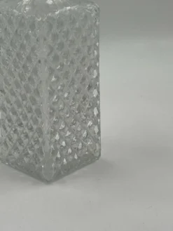 Carafe vintage en verre cristal avec bouchon — motif taillé en losanges