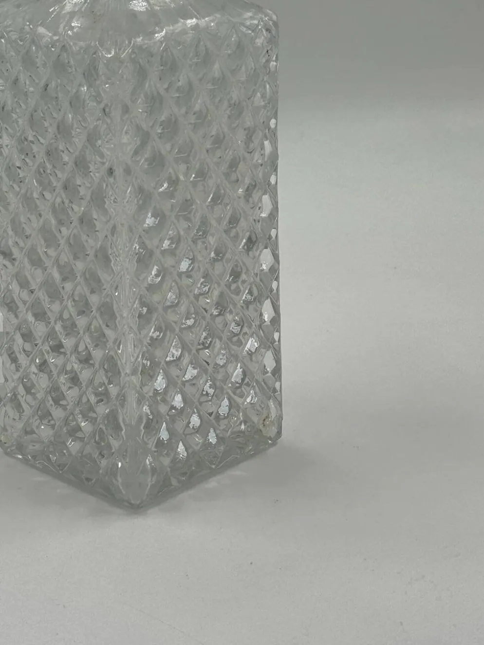 Carafe vintage en verre cristal avec bouchon — motif taillé en losanges