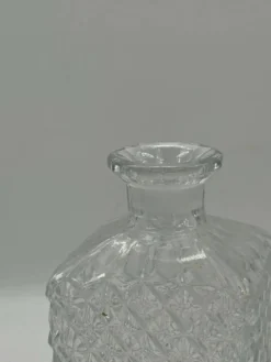 Carafe vintage en verre cristal avec bouchon — motif taillé en losanges