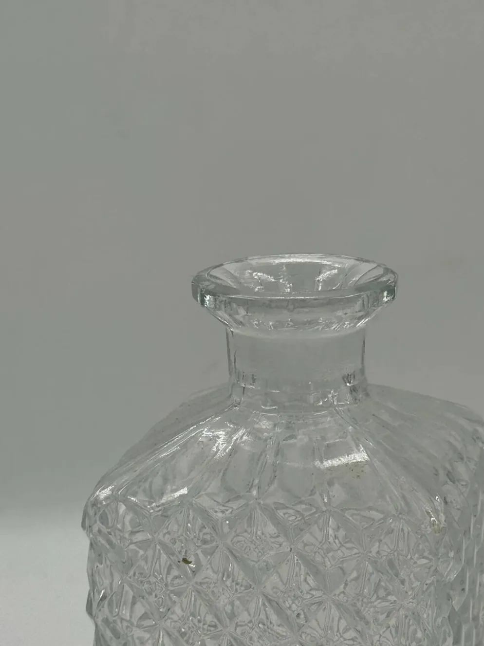 Carafe vintage en verre cristal avec bouchon — motif taillé en losanges
