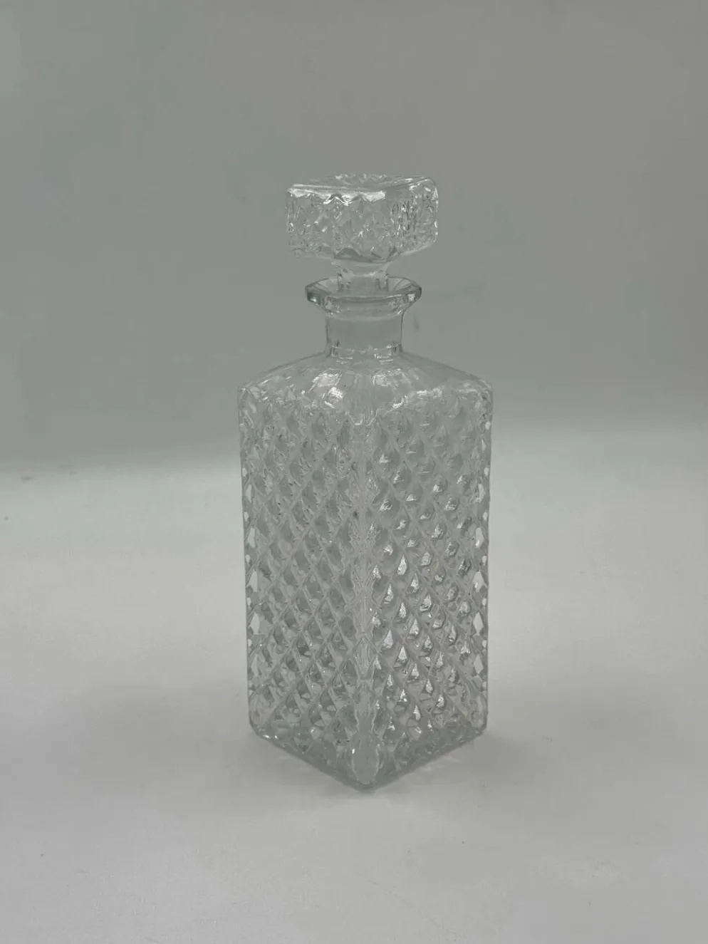 Carafe vintage en verre cristal avec bouchon — motif taillé en losanges