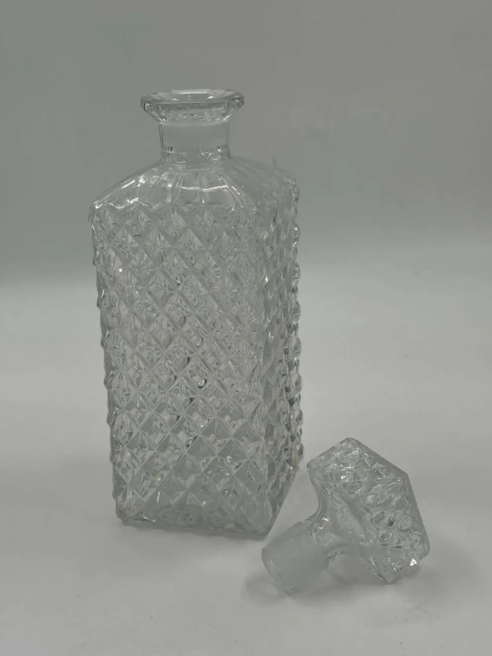 Carafe vintage en verre cristal avec bouchon — motif taillé en losanges