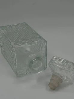 Carafe vintage en verre pressé avec bouchon