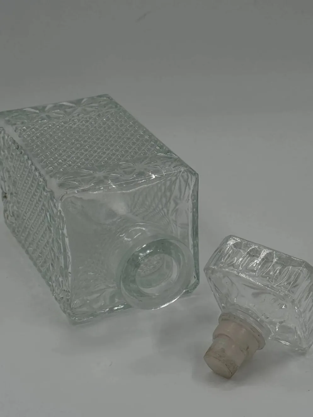 Carafe vintage en verre pressé avec bouchon
