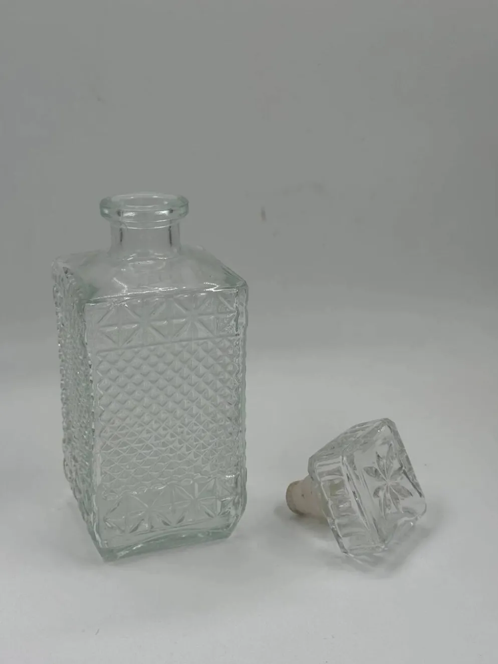 Carafe vintage en verre pressé avec bouchon