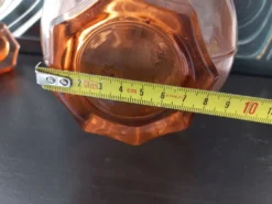 Carafe vintage en verre rose orangé, style rétro-chic
