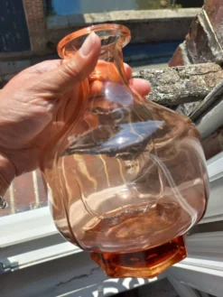 Carafe vintage en verre rose orangé, style rétro-chic