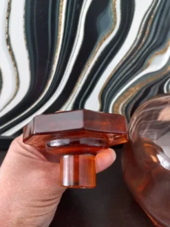 Carafe vintage en verre rose orangé, style rétro-chic