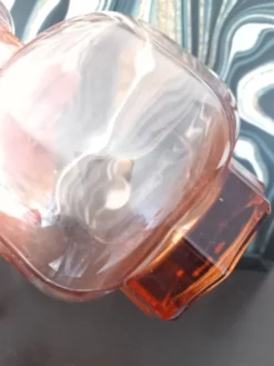 Carafe vintage en verre rose orangé, style rétro-chic