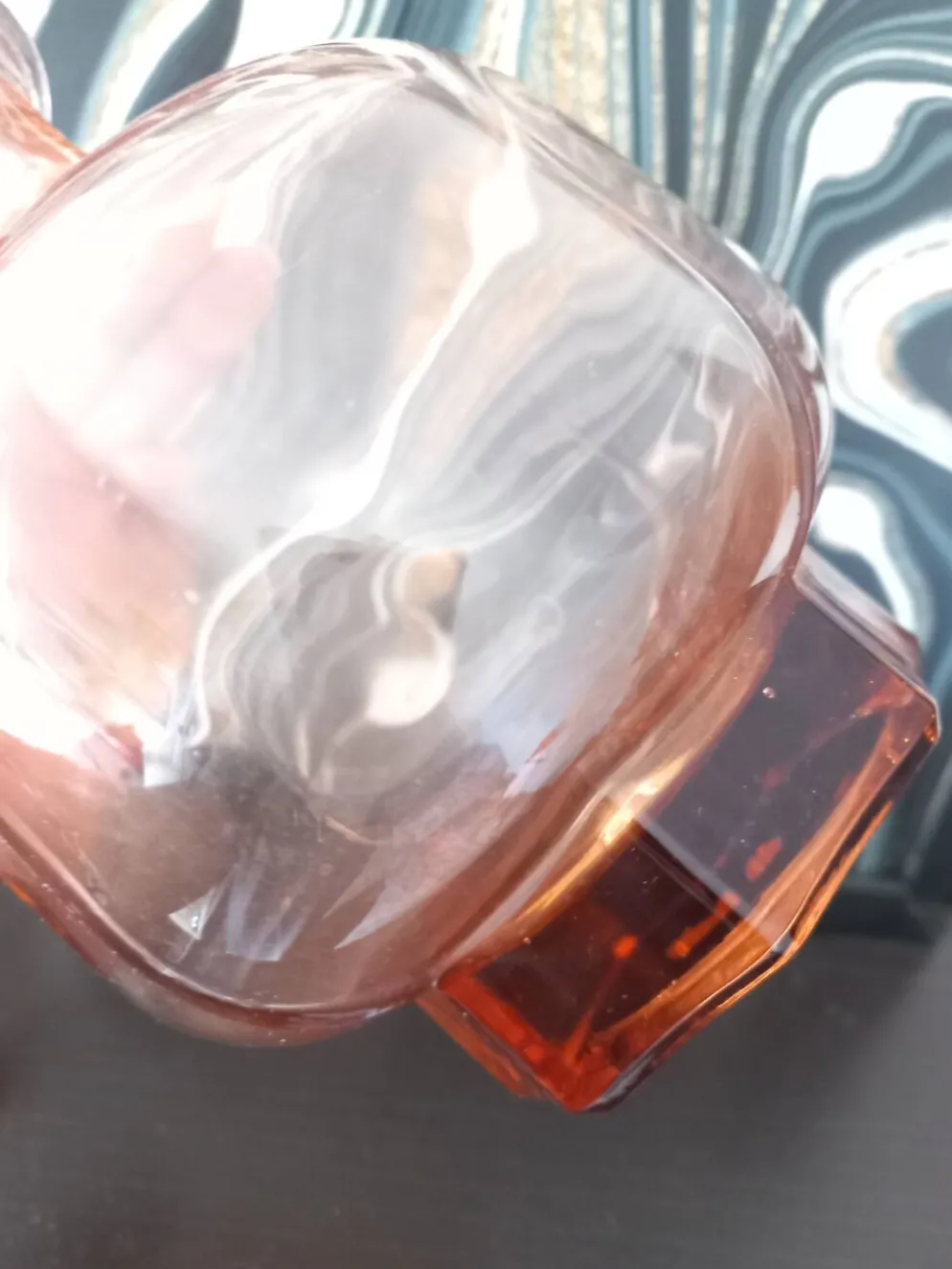 Carafe vintage en verre rose orangé, style rétro-chic