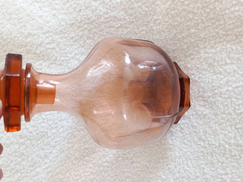 Carafe vintage en verre rose orangé, style rétro-chic