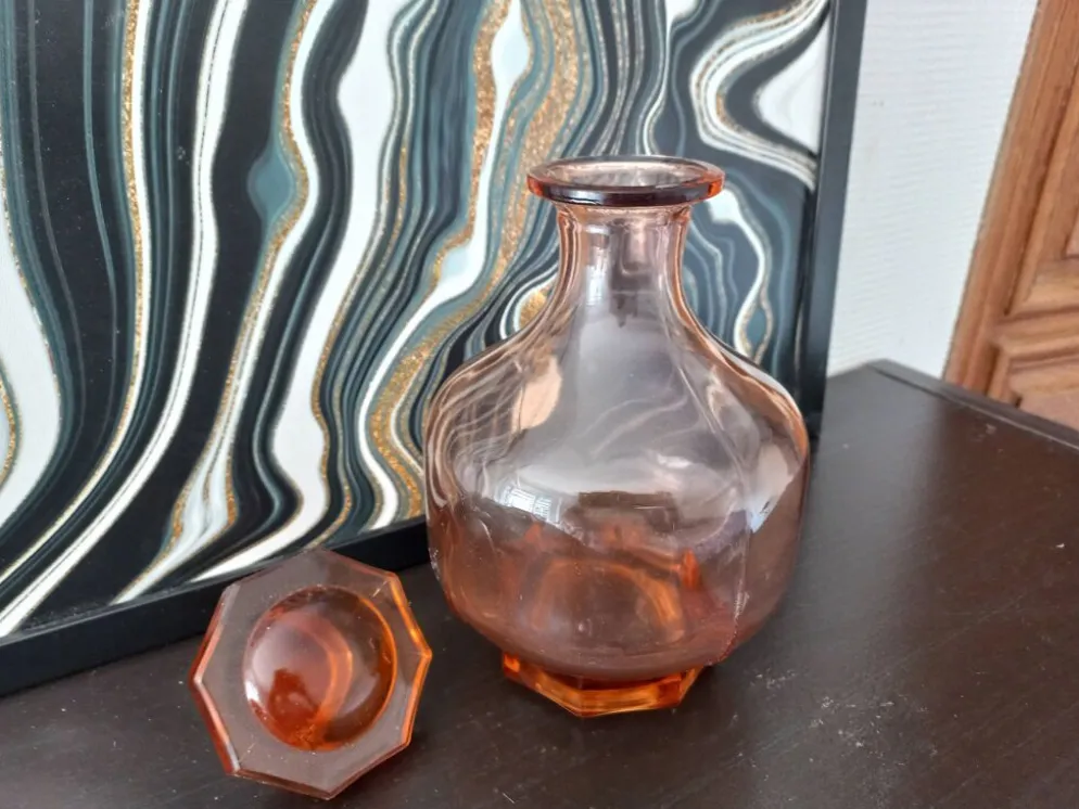 Carafe vintage en verre rose orangé, style rétro-chic