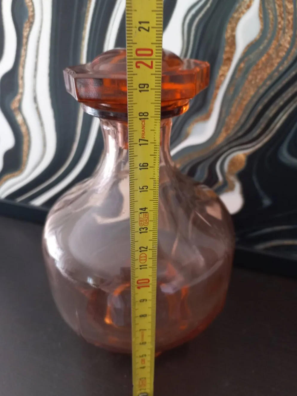 Carafe vintage en verre rose orangé, style rétro-chic