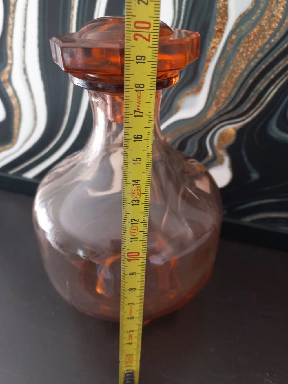 Carafe vintage en verre rose orangé, style rétro-chic