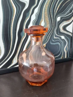 Carafe vintage en verre rose orangé, style rétro-chic