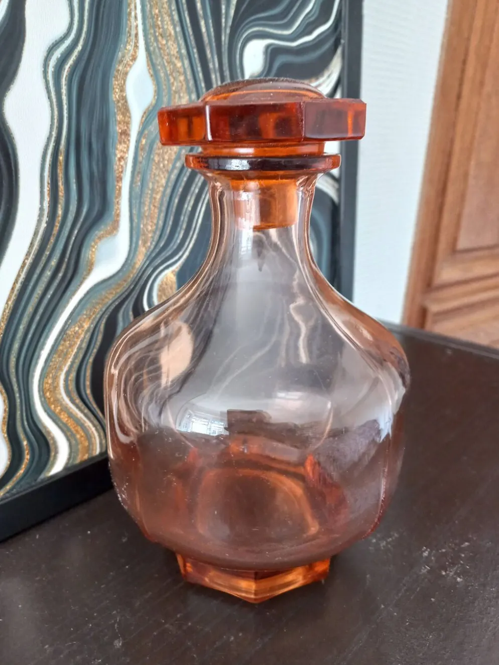 Carafe vintage en verre rose orangé, style rétro-chic