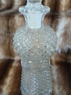 Carafe vintage en verre taillé