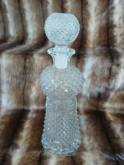 Carafe vintage en verre taillé