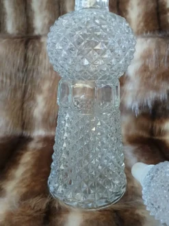 Carafe vintage en verre taillé